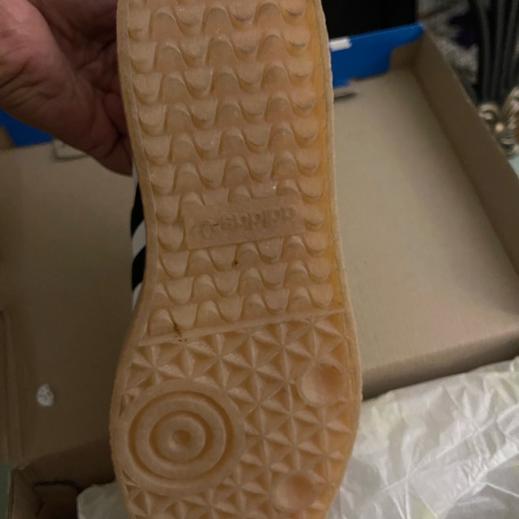 W 11 / M 9.5 Adidas Sambas - Picture 4 of 4